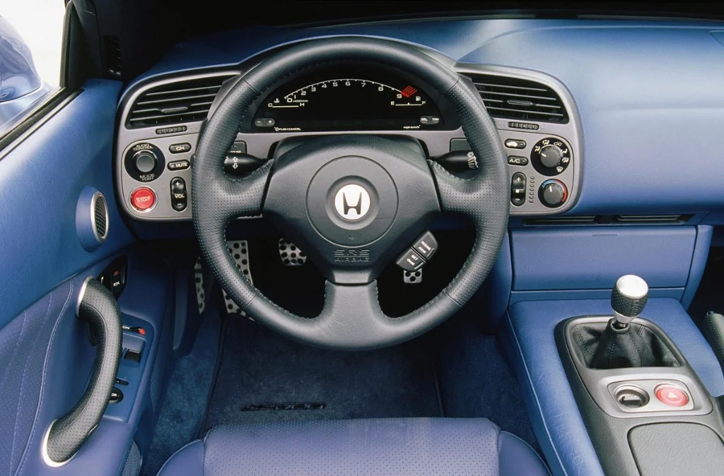 Minimalist cockpit of the Honda S2000