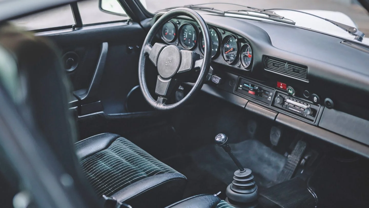 Porsche 911 Carrera 3.0 inside