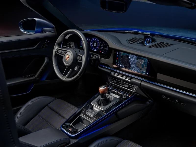 Interior of the Porsche 911 992.2 Carrera T with wood shift knob
