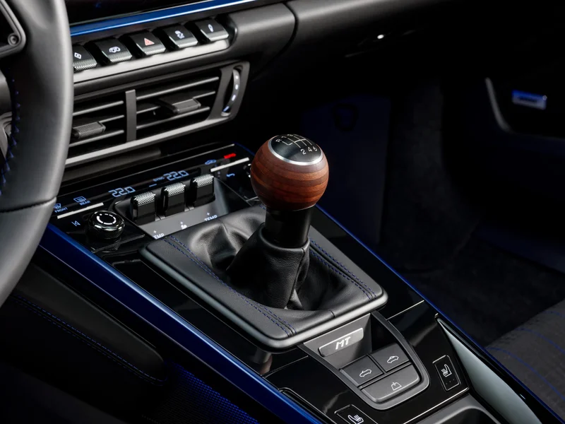 Interior of the Porsche 911 992.2 Carrera T with wood shift knob