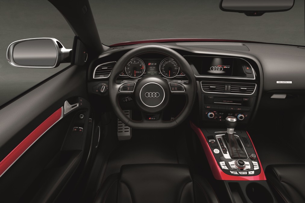 Driver's cockpit and dashboard of the Audi RS5 V8