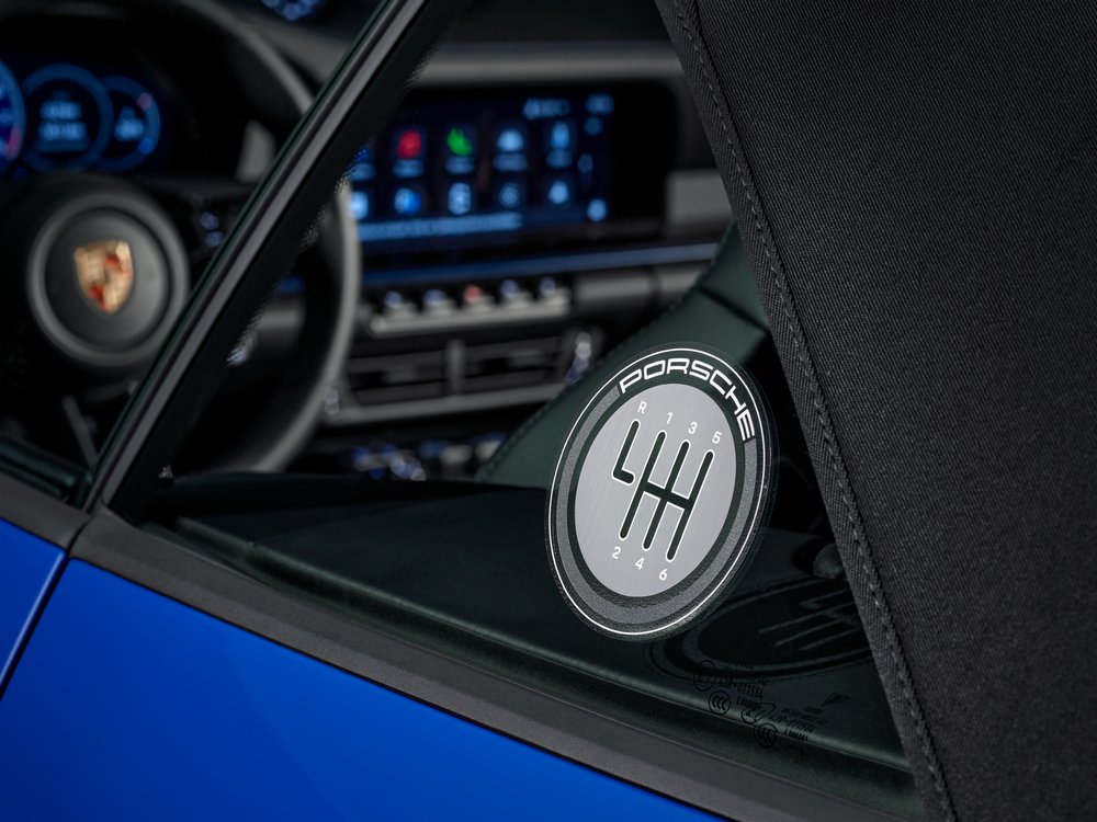 Un entusiasta conduciendo su Porsche 911 (992.2) Carrera T equipado con caja mecánica de 6 velocidades