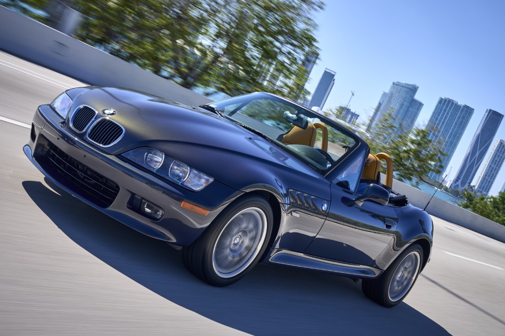 Front view of the classic BMW Z3 Roadster highlighting its long bonnet