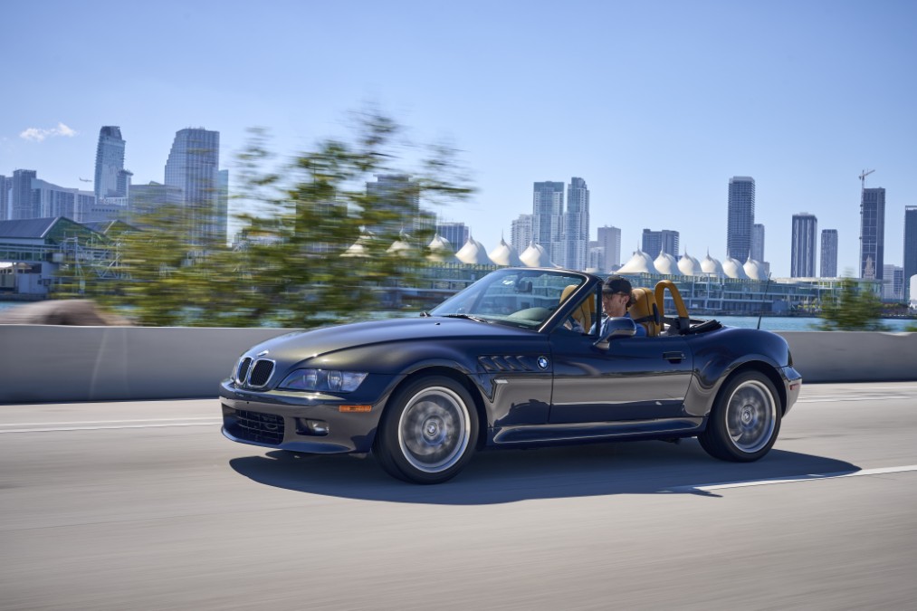 Side view of the BMW Z3 showcasing its driver-focused proportions
