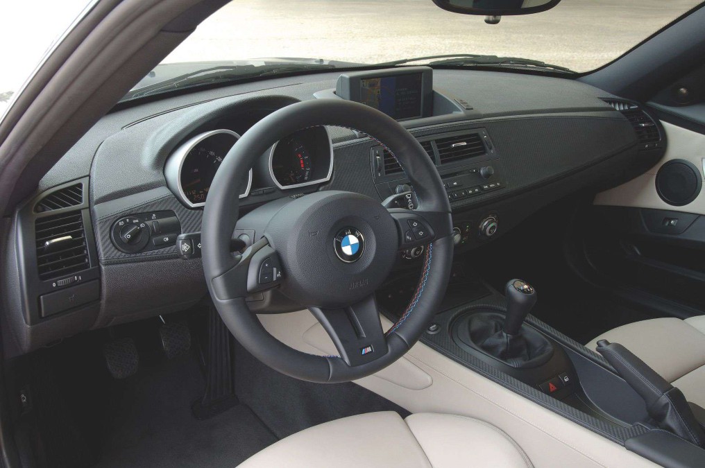 Interior of the BMW Z4 3.0 Si featuring an authentic driving environment