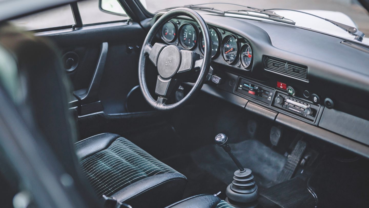 Porsche 911 Carrera 3.0 inside