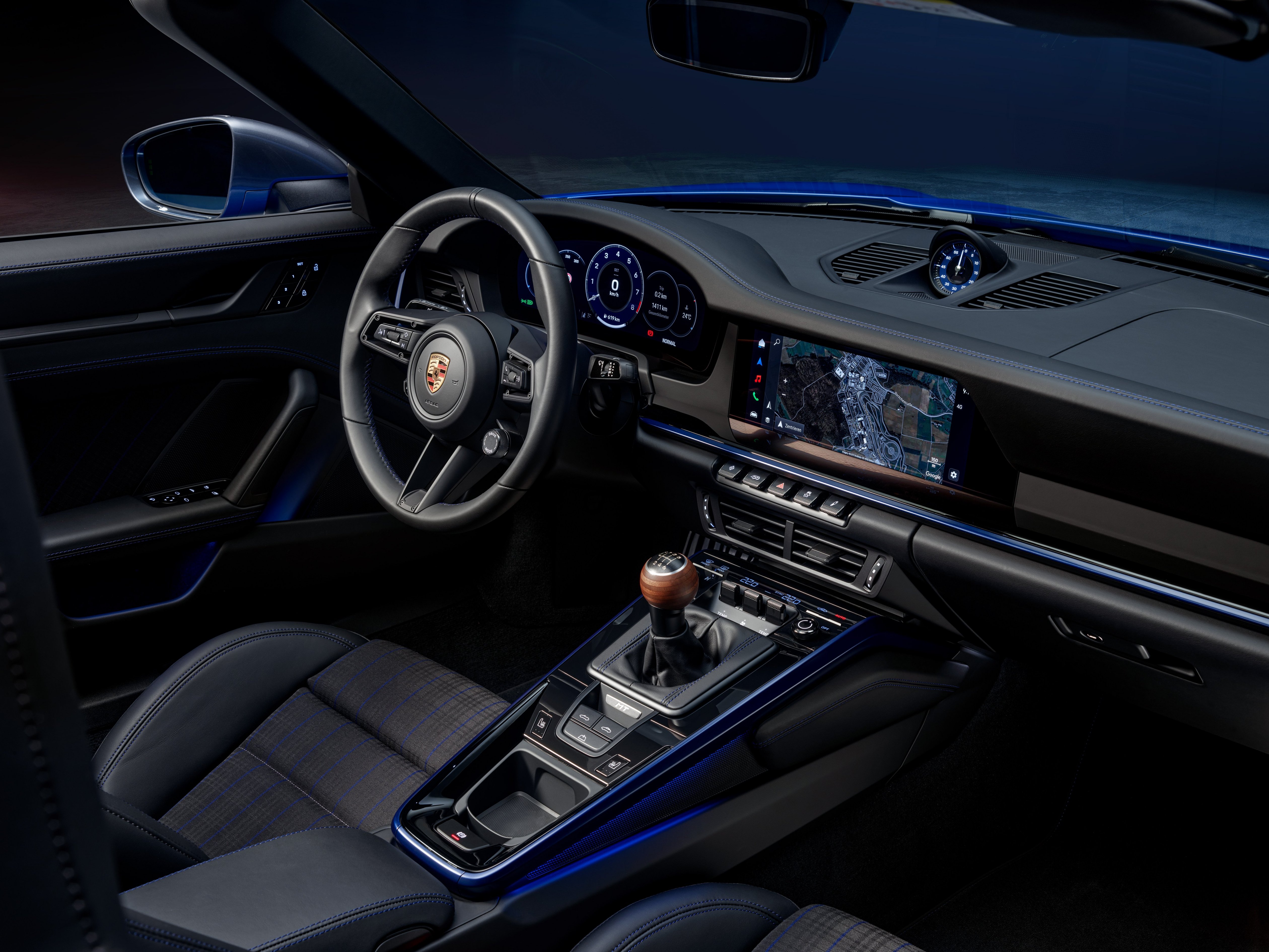 Interior of the Porsche 911 992.2 Carrera T with wood shift knob