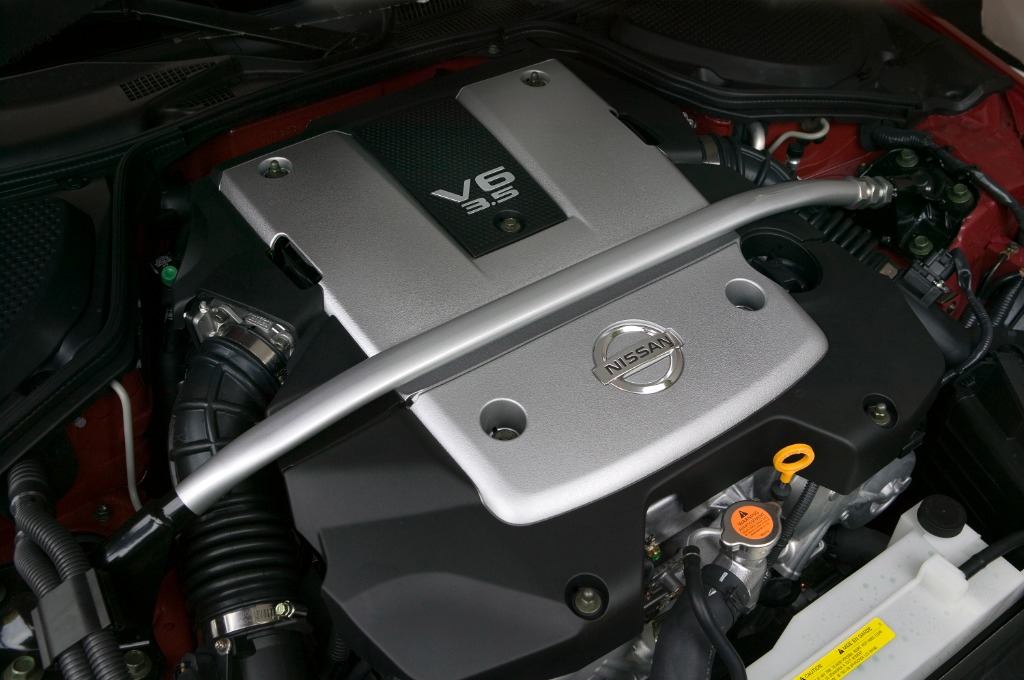 Engine bay of the 3.5L VQ35 V6 bridged by its structural aluminum front strut tower bar