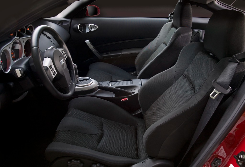Interior of a North American specification Nissan 350Z featuring a 5-speed automatic transmission and cloth sport seats