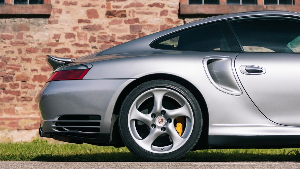 Close-up of the widened rear fender and side air intake on the Porsche 996 Turbo